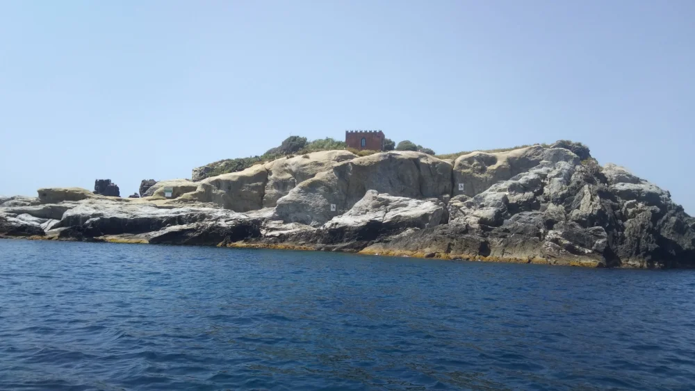 Côte sicilienne rocheuse balayée par le vent, vue sur la mer en direction de Trapani, spot des Méduses en Sicile
