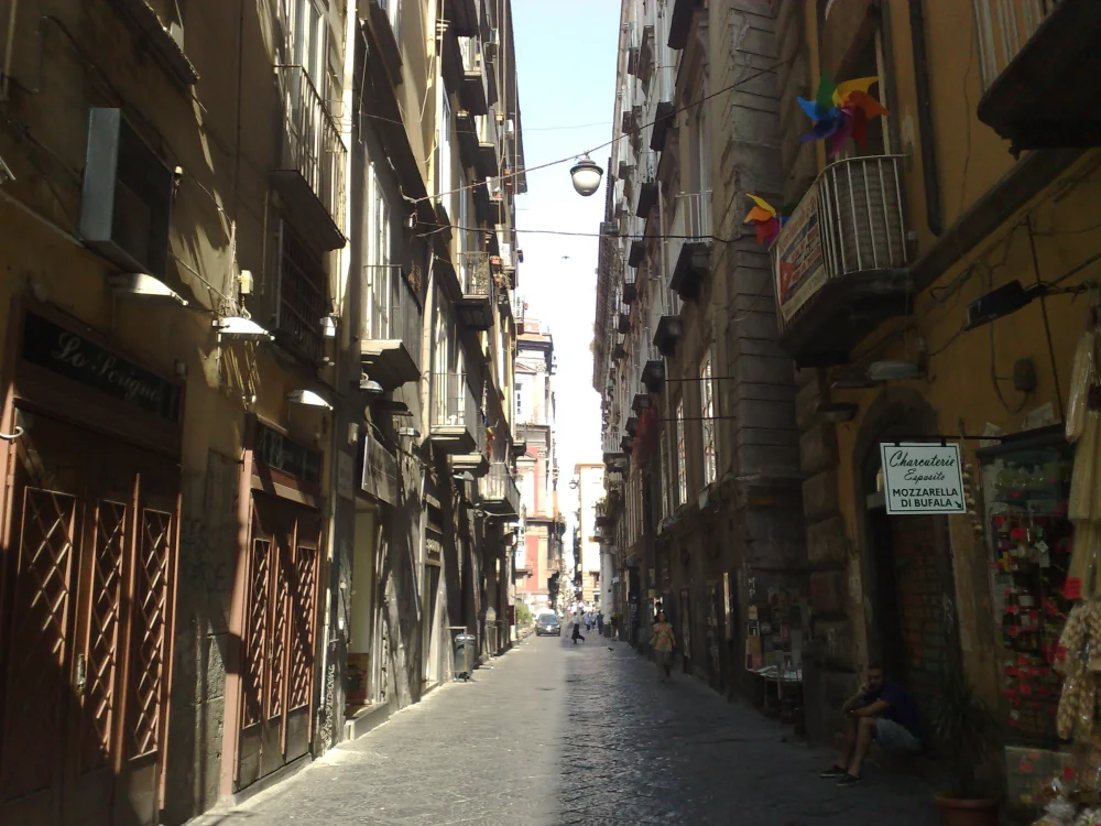 Ruelle de Spaccanapoli vers Forcella, centro storico de Naples, Campanie