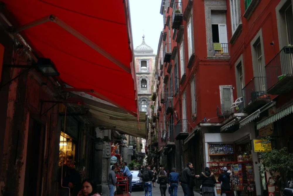 Linge suspendu aux fenêtres des Quartieri Spagnoli à Naples, Italie, première étape du circuit de 5 jours en Campanie