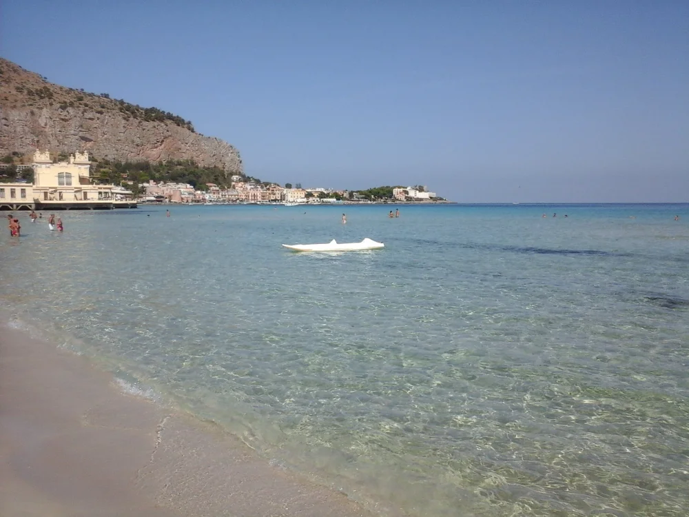 Vue aérienne de la plage de Mondello et sa baie très fermée entre Monte Pellegrino et Monte Gallo, Palerme, Sicile