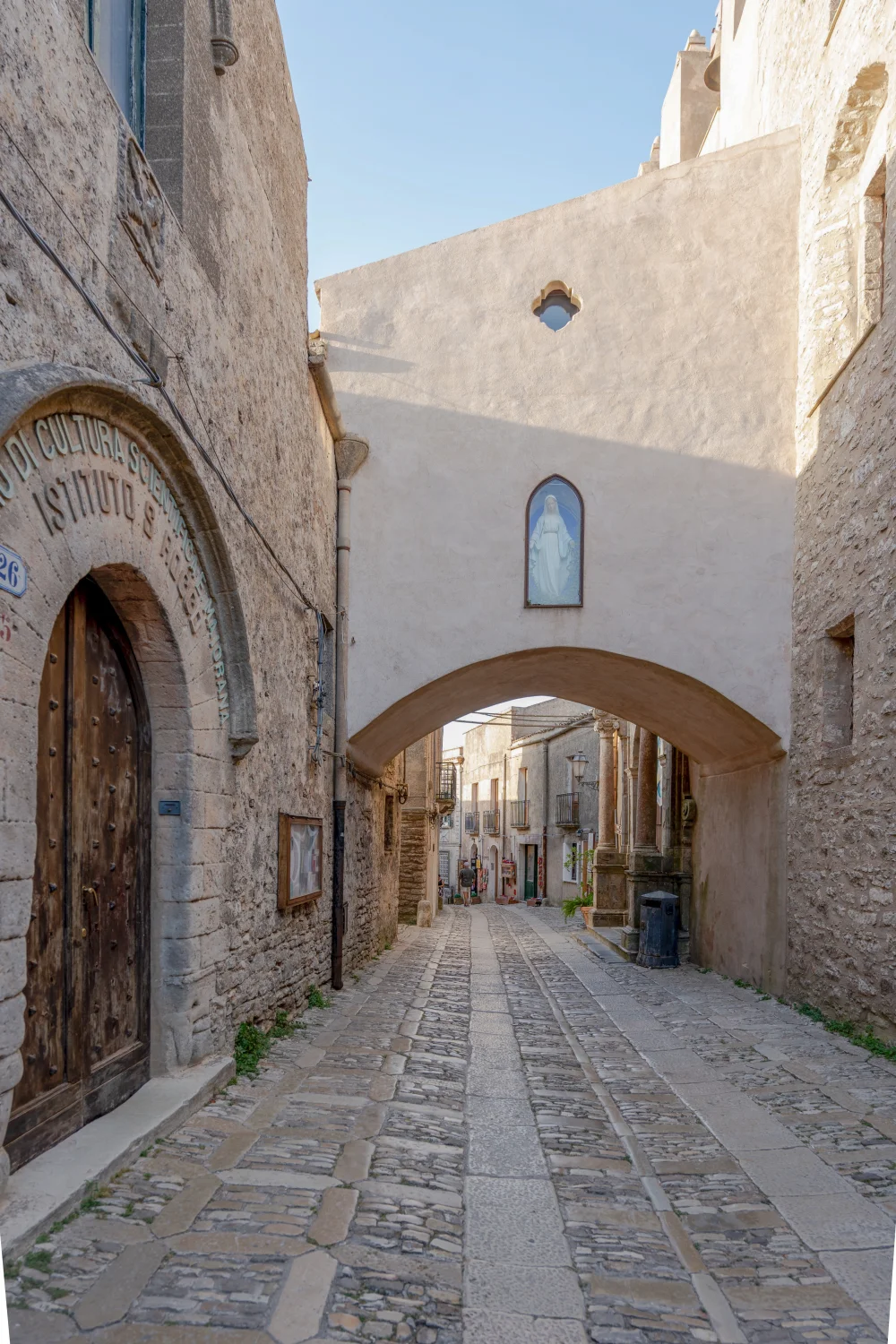 Ruelles empierrées d'Erice par temps de brouillard, basolato médiéval humide et murs de pierre, Sicile