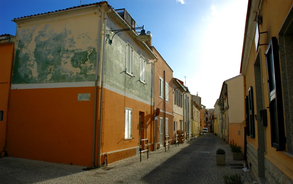 Ruelle de pierre dans le vieux centre d'Olbia, Sardaigne, murs de granit et volets colorés