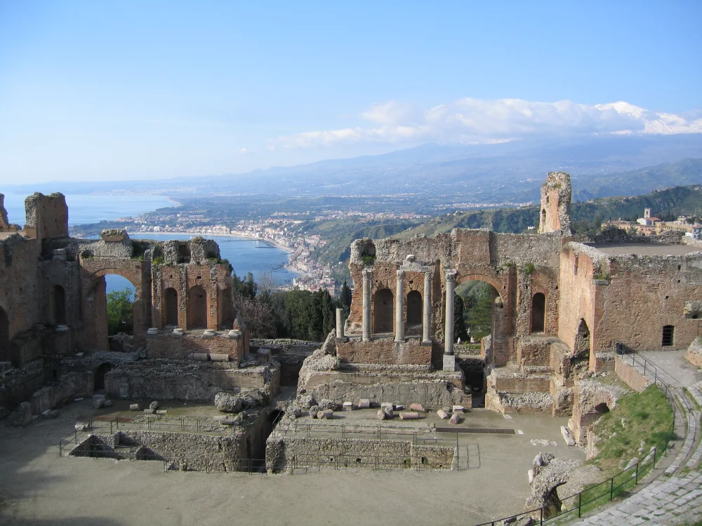 Théâtre Antique de Taormina, gradins de pierre antique avec l'Etna enneigé en arrière-plan, Sicile