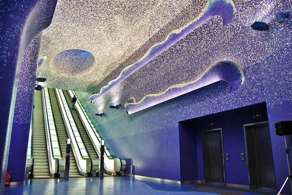 Station de métro Toledo à Naples, mosaïques bleues et blanches, ligne 1