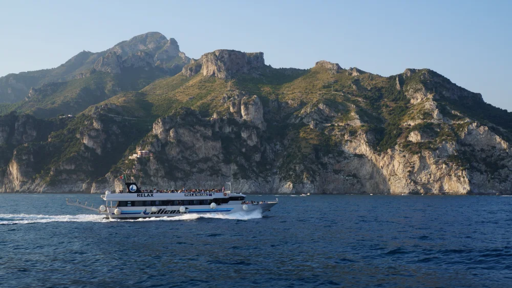 Ferry Travelmar sur la côte amalfitaine en été, liaison Salerne-Amalfi-Positano, Campanie, Italie