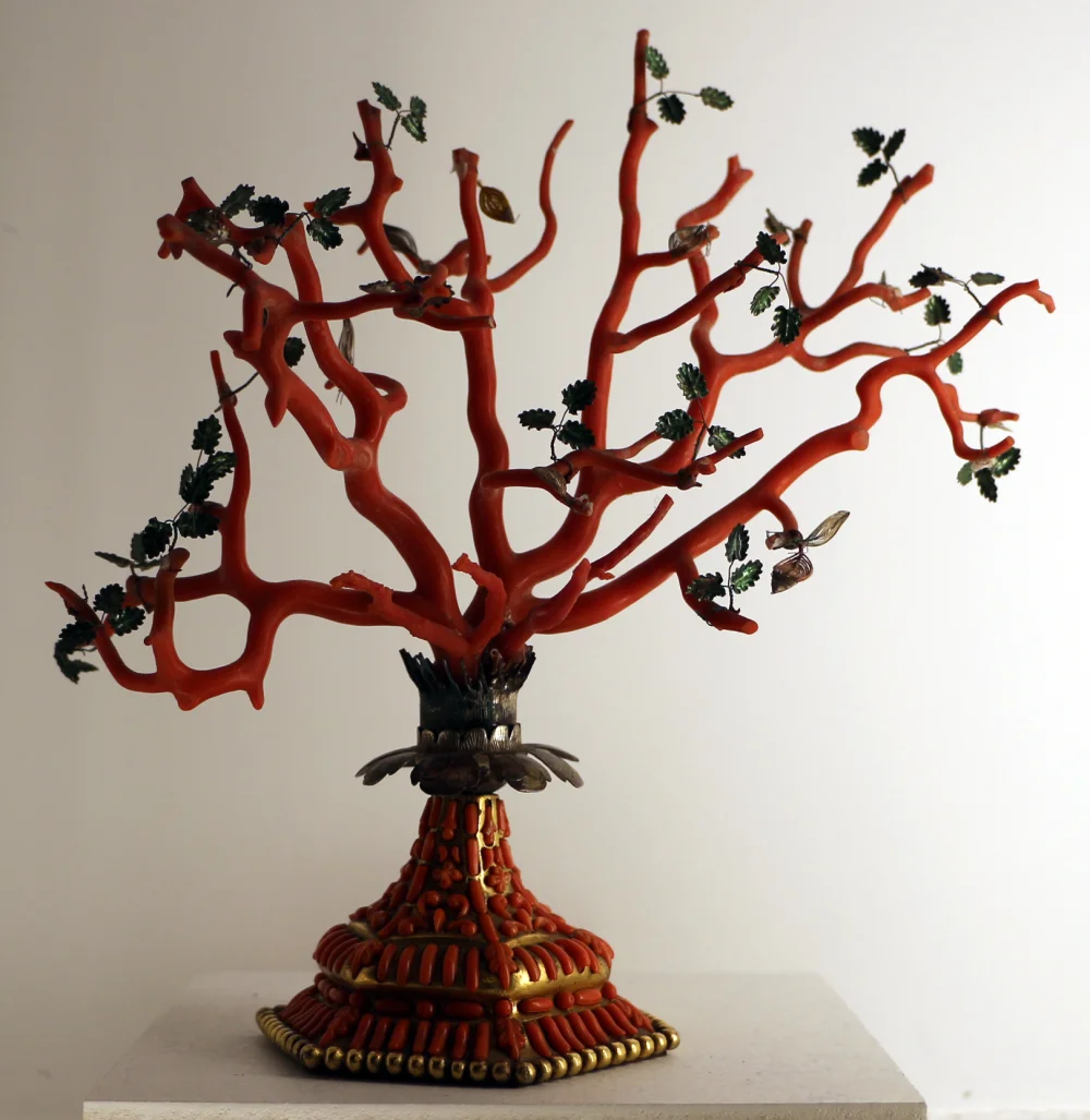 Arbre en corail rouge de Trapani avec feuilles en argent émaillé vert, XVIIe siècle, Sicile