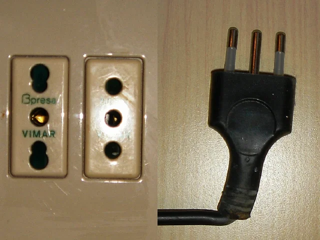 Prise électrique italienne Type L à trois trous ronds alignés, standard historique dans les Pouilles