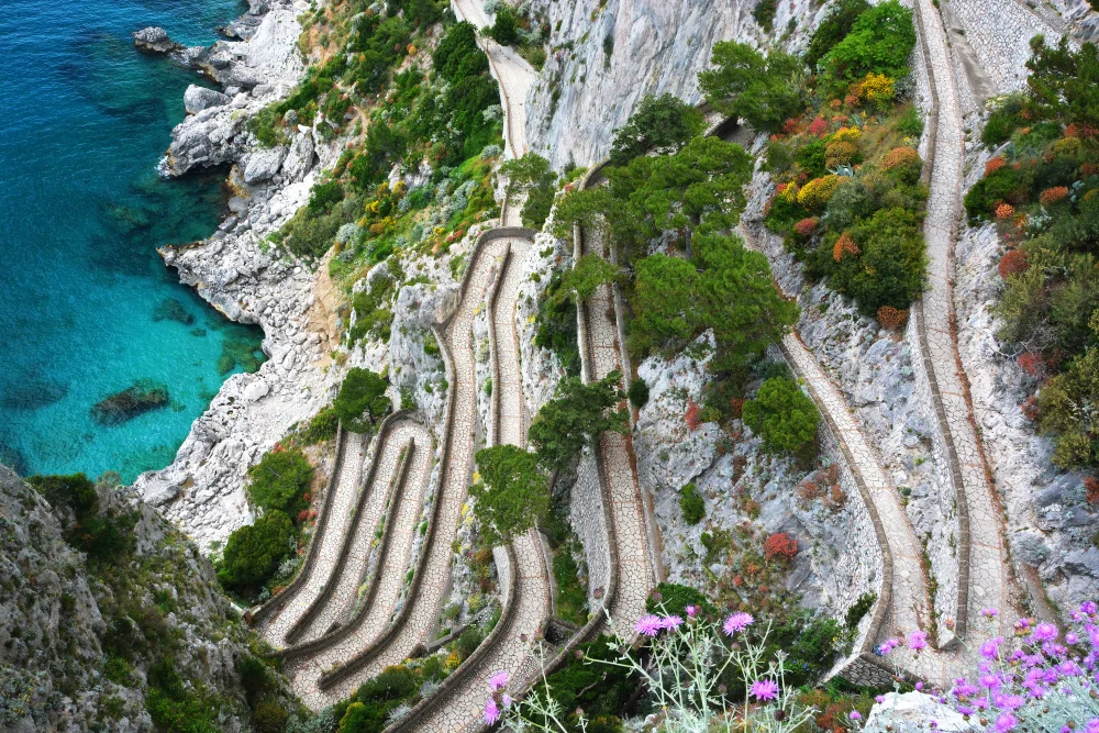 Lacets pavés de la Via Krupp descendant la falaise vers Marina Piccola, île de Capri