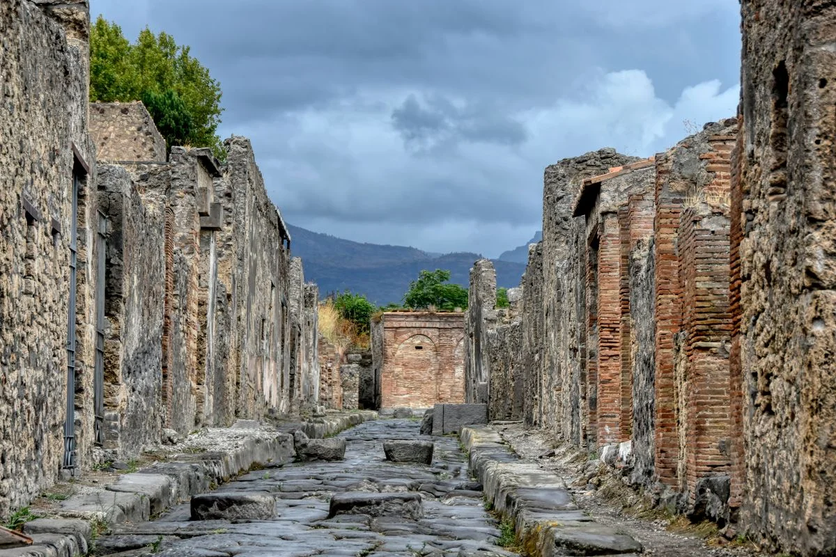 Colonnes en ruine de Pompéi avec le cône du Vésuve en arrière-plan, Campanie