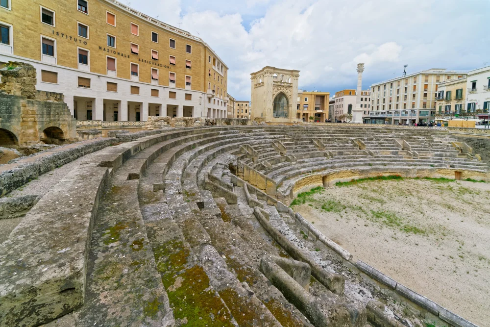 Amphithéâtre romain du IIe siècle visible depuis la Piazza Sant’Oronzo à Lecce, Salento, Italie