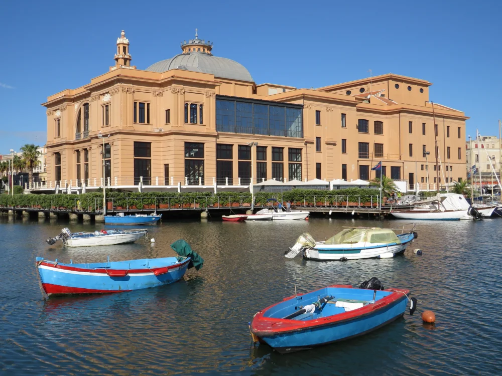Teatro Margherita sur pilotis face au port de Bari, Piazza IV Novembre, Pouilles