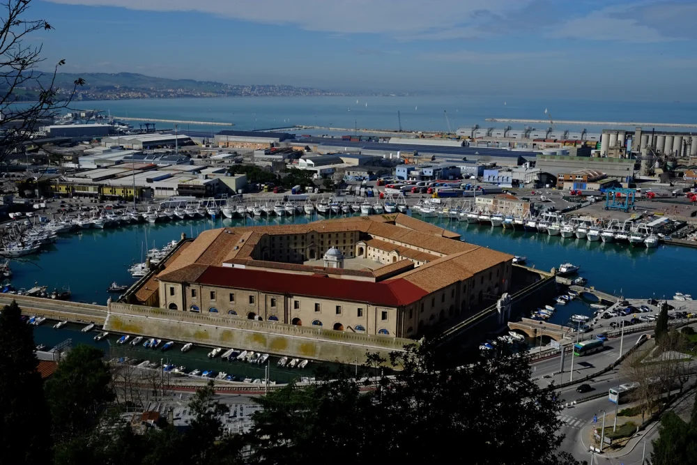 Vue aérienne de la Mole Vanvitelliana, île artificielle pentagonale du port d'Ancône