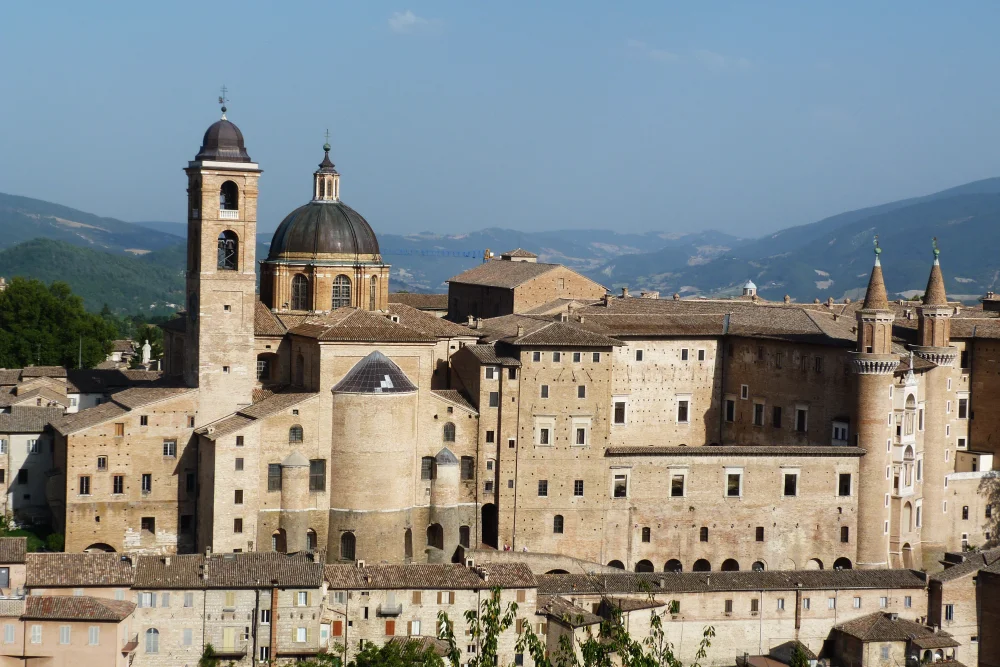 Vue panoramique sur les toits de briques d'Urbino depuis la Fortezza Albornoz, Marches