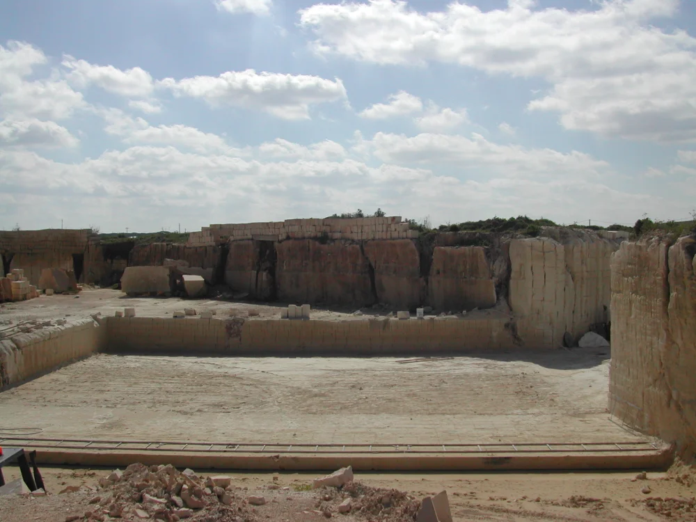 Carrière à ciel ouvert de pietra leccese avec fronts de taille striés, Salento