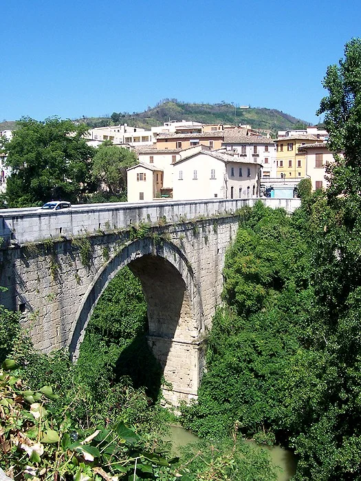 Pont romain de Solestà enjambant le fleuve Tronto à Ascoli Piceno
