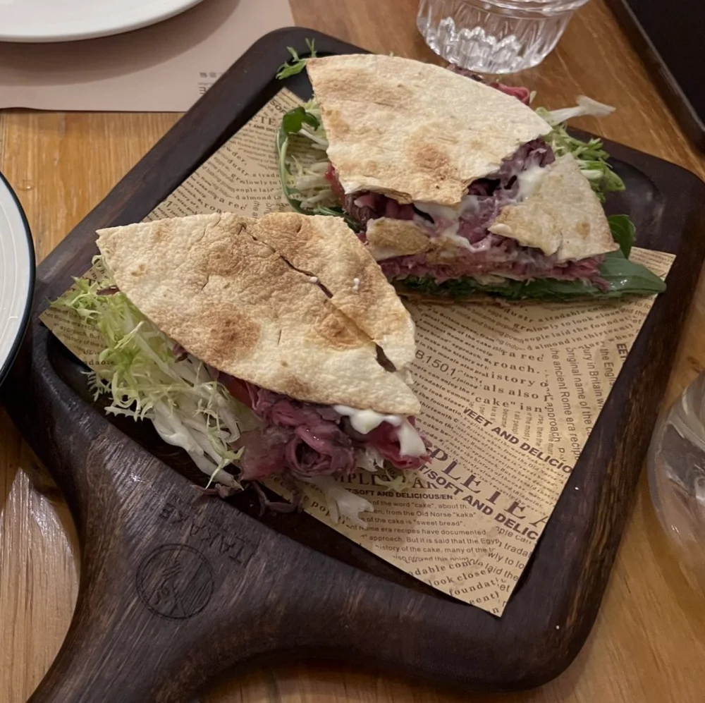 Piadina romagnole garnie servie sur une assiette