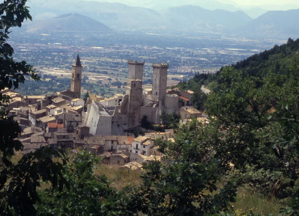 Château médiéval de Pacentro dominant la Vallée Peligne, Abruzzes