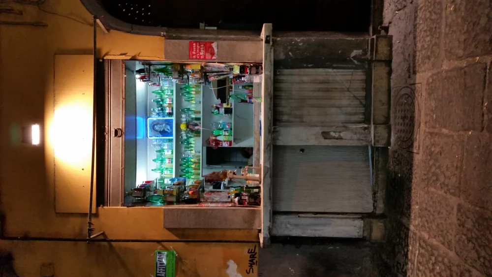 Kiosque d'acquafrescaio napolitain décoré de citrons jaunes, comptoir en marbre, Naples