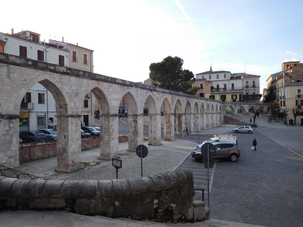 Arches de l'aqueduc médiéval traversant la Piazza Garibaldi à Sulmona