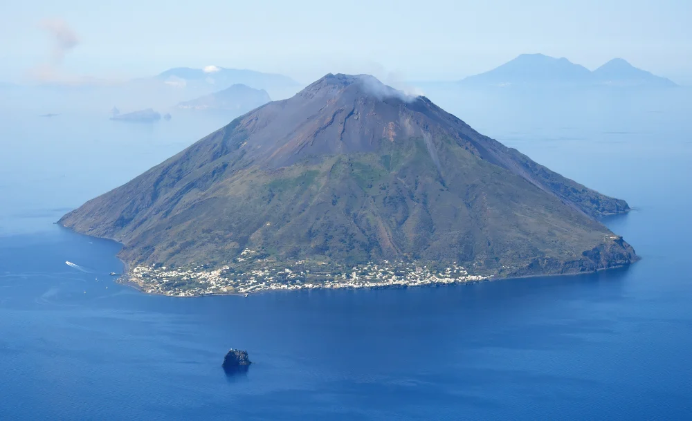 Vue aérienne du volcan Stromboli et de l'îlot de Strombolicchio depuis le nord-est, îles Éoliennes