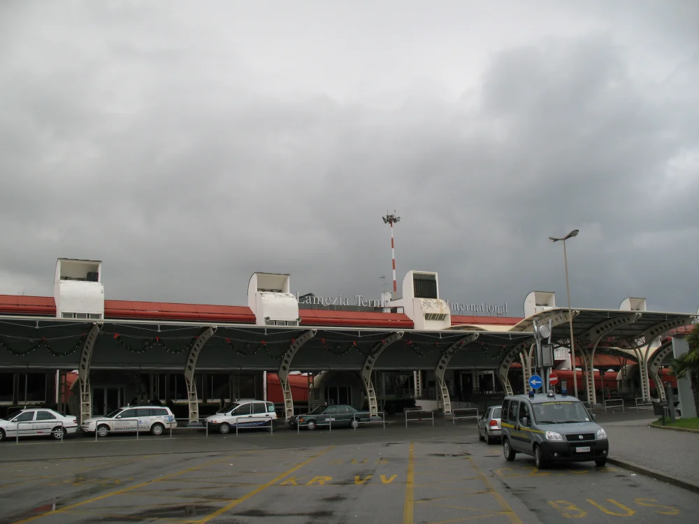 Entrée du terminal de l'aéroport de Lamezia Terme, là où récupérer votre Voiture en Calabre