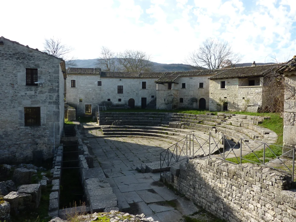 Amphithéâtre romain d'Altilia Sepino avec maisons paysannes construites sur les gradins, Molise
