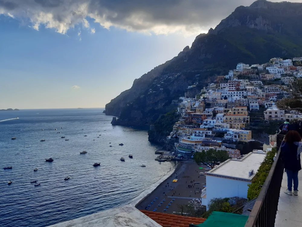 Crique et plage de Positano sur la Côte Amalfitaine, criques fermées piégeant les Méduses sur la Côte Amalfitaine