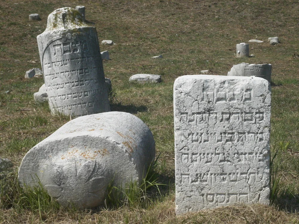 Stèles blanches du Campo degli Ebrei au Parco del Cardeto, Ancône