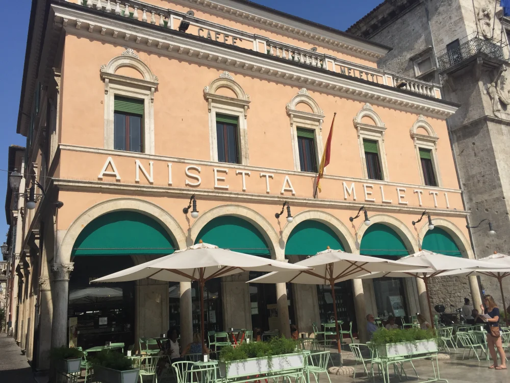 Façade Art Nouveau du Caffè Meletti sur la Piazza del Popolo à Ascoli Piceno