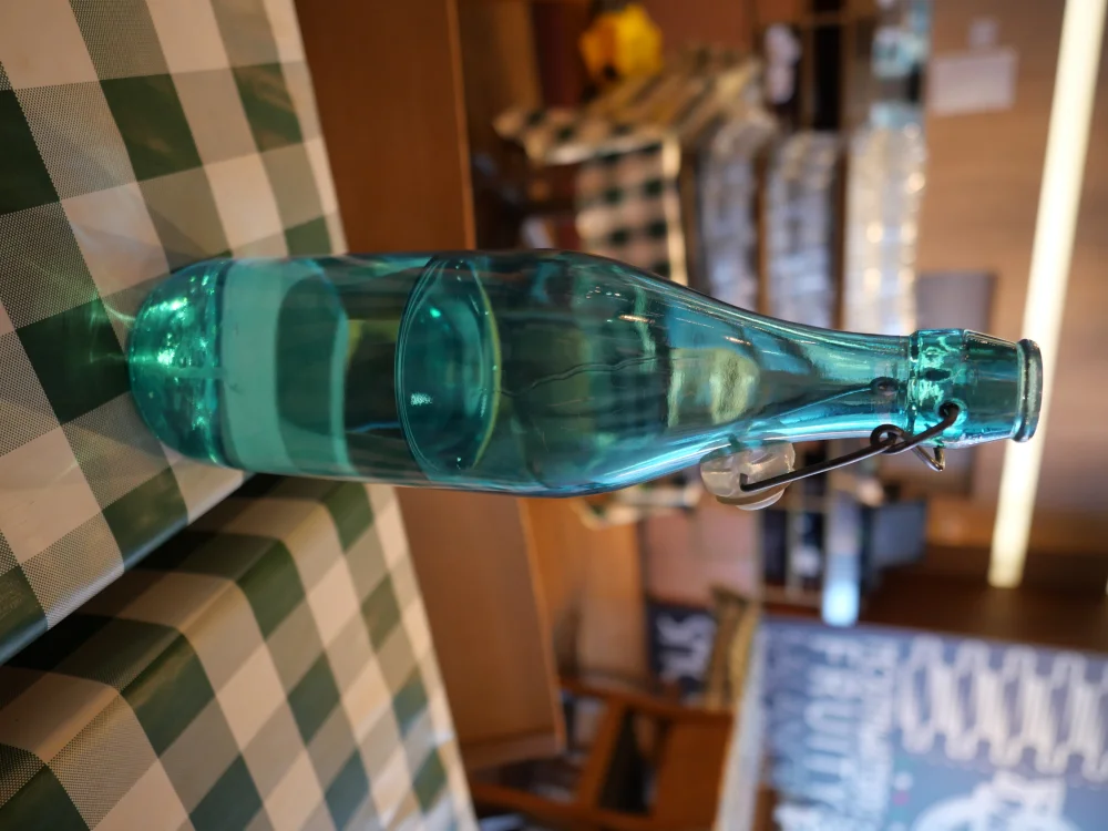 Bouteille d'eau en verre et verre servis à table dans un restaurant, Naples