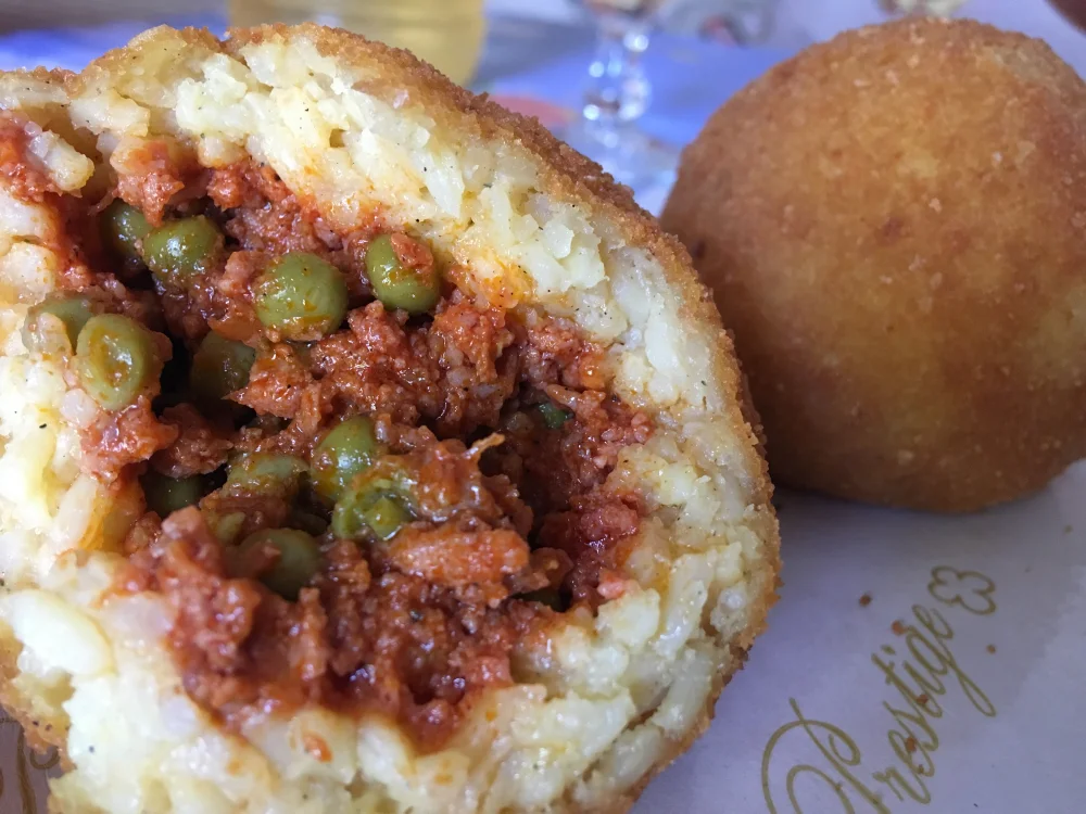 Arancino sicilien au ragù de viande, forme conique typique de Catane