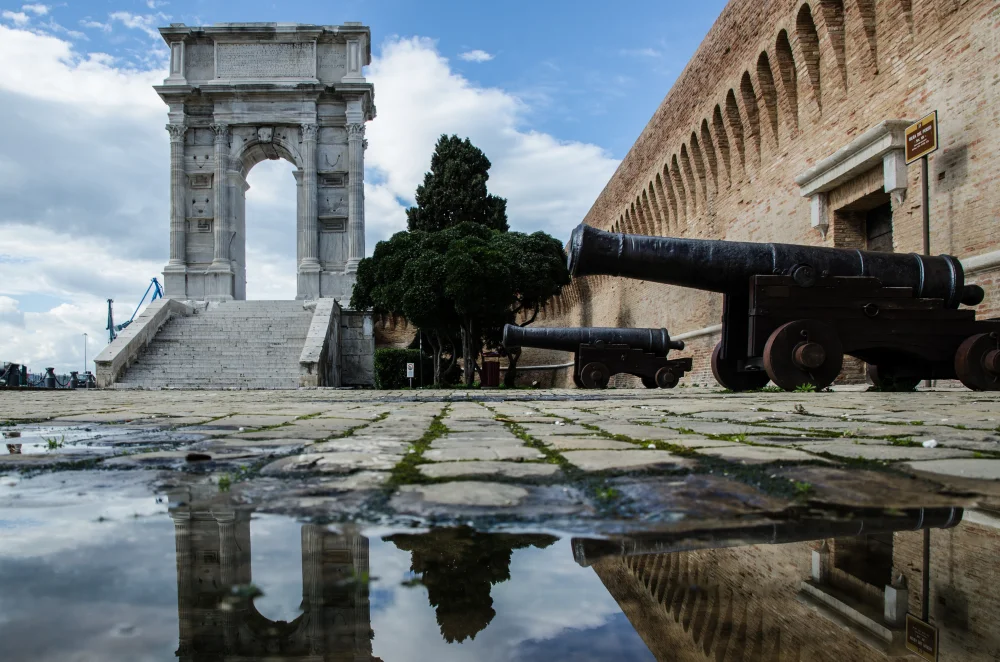 Arc de Trajan en marbre blanc dans la zone portuaire d'Ancône
