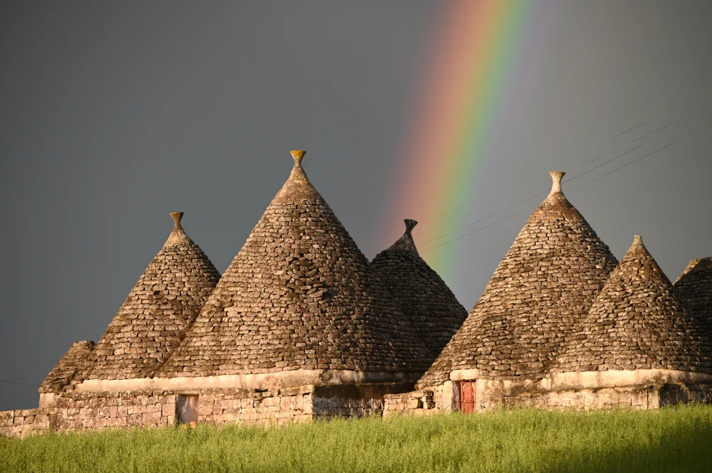 Masseria aux murs de pierre épais dans la campagne des Pouilles
