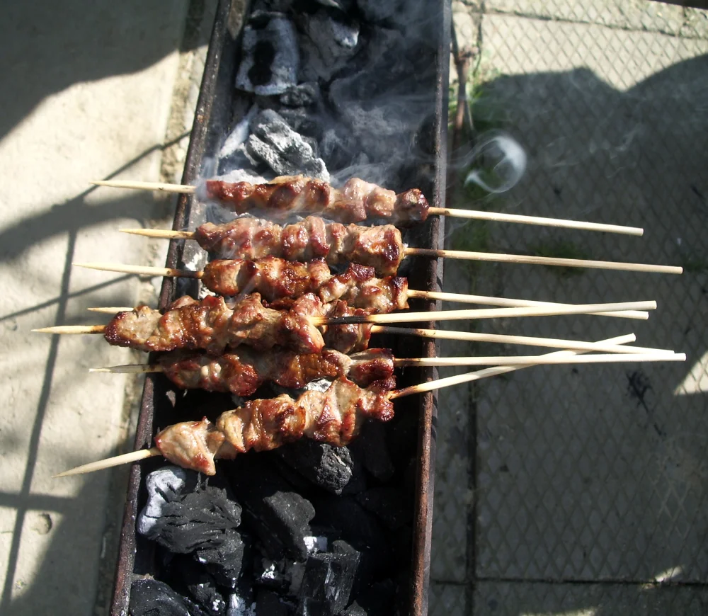 Arrosticini grillés sur braise, spécialité pastorale des Abruzzes