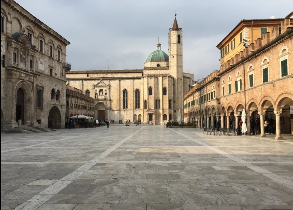 Sol pavé de travertin blanc de la Piazza del Popolo à Ascoli Piceno