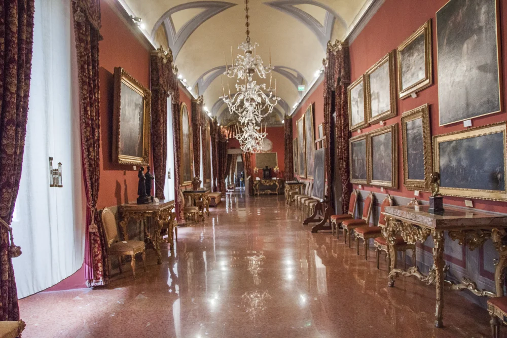 Salle de la Pinacoteca Civica avec toiles et lustres de Murano à Ascoli Piceno