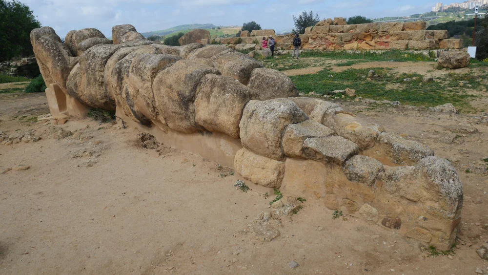 Télamon monumental reconstitué avec des fragments du Temple de Zeus, Musée Archéologique Pietro Griffo, Agrigente