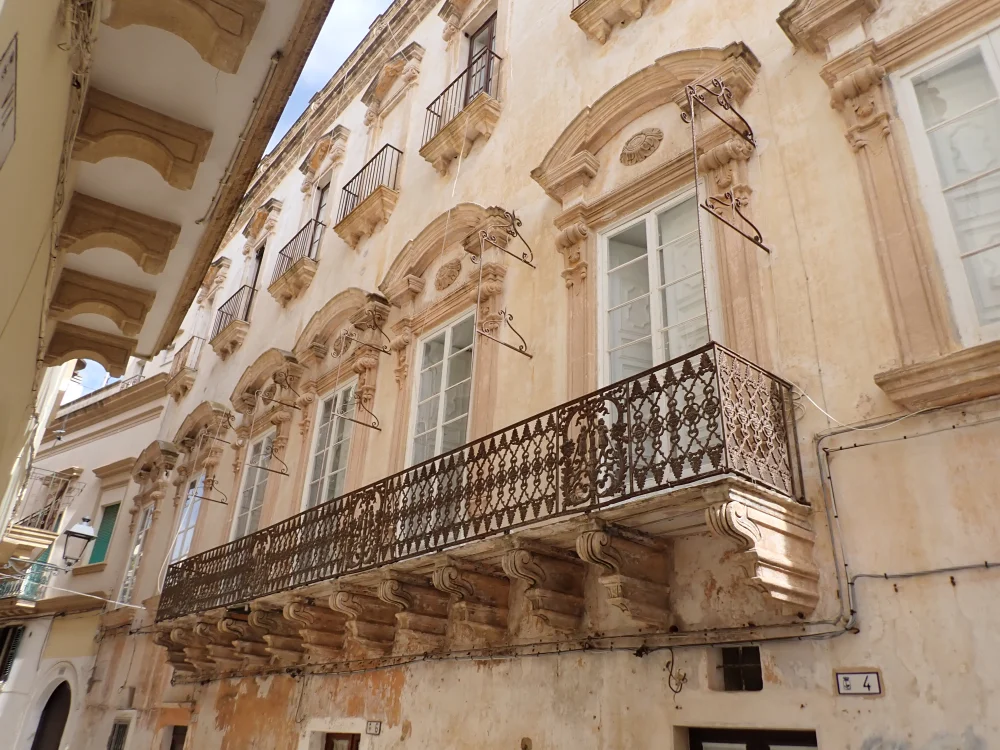 Façade et balcon en pierre du Palazzo Doxi Fontana dans la Città Vecchia de Gallipoli