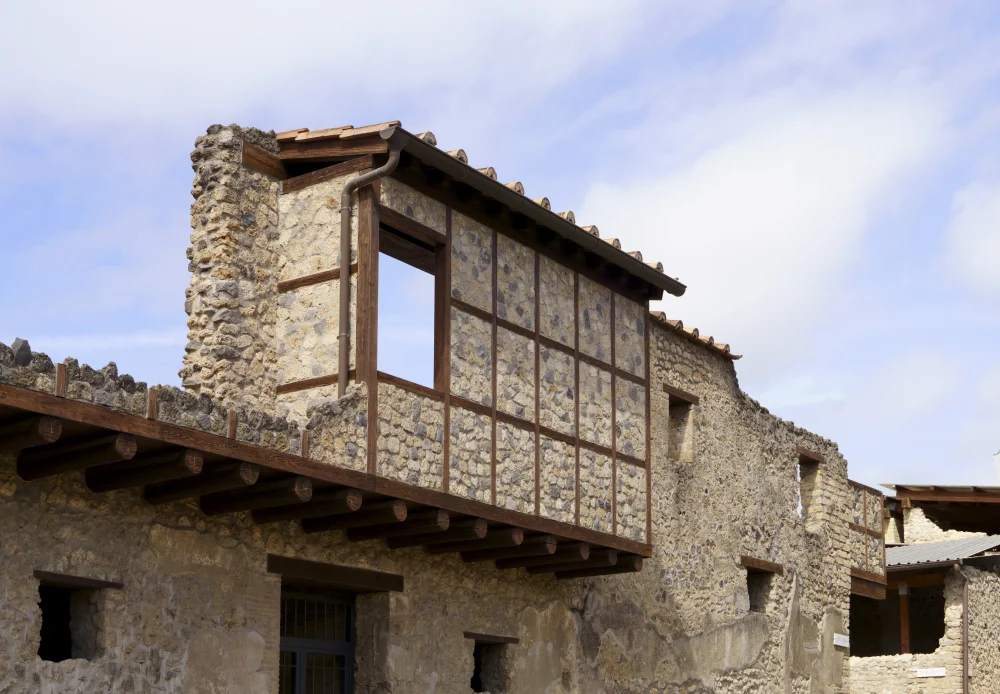 Balcon conservé d'une maison romaine à Pompéi