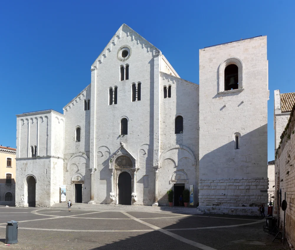 Façade romane de la Basilique San Nicola, crypte et clocher, Bari Vecchia, Pouilles