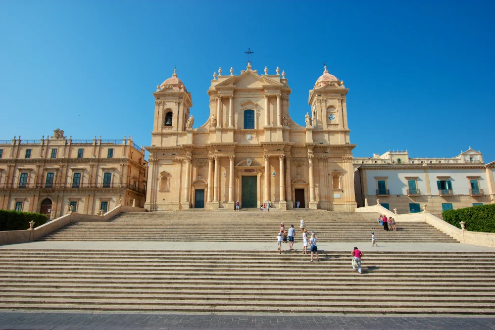 Façade et escalier monumental de la Cattedrale di San Nicolò à Noto, Sicile