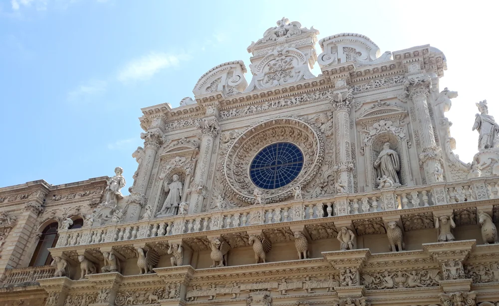 Façade sculptée de la Basilique Santa Croce à Lecce, Pouilles, détails baroques en pierre calcaire dorée