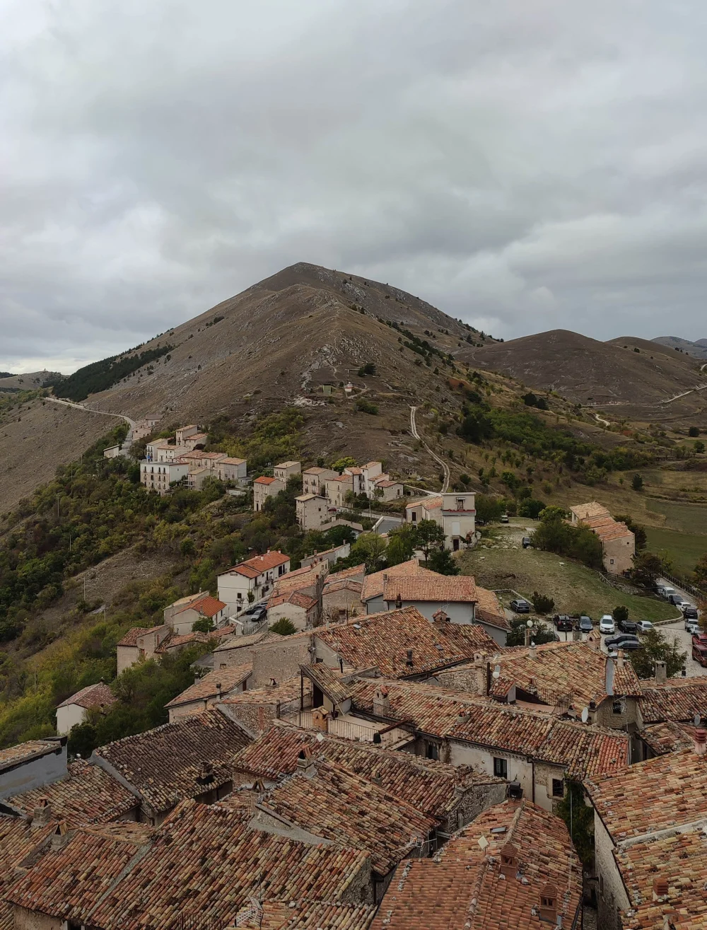 Ruelle pavée du village fortifié de Santo Stefano di Sessanio, Abruzzes