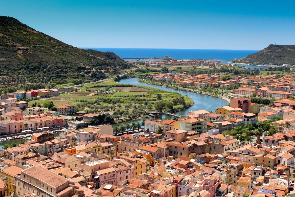 Vue générale de Bosa depuis la colline, maisons colorées et fleuve Temo, Sardaigne