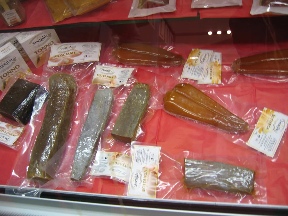 Bottarga de mulet sous vide, spécialité de l'étang de Cabras en Sardaigne
