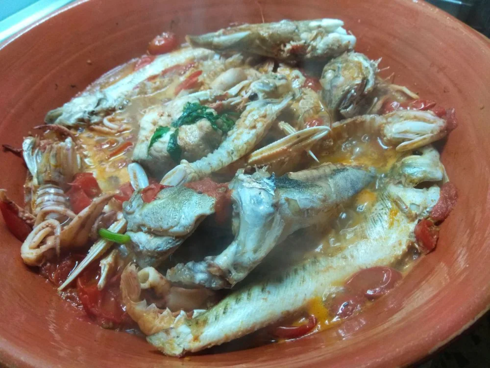 Brodetto alla pescarese, soupe de poisson traditionnelle servie dans une marmite en terre cuite