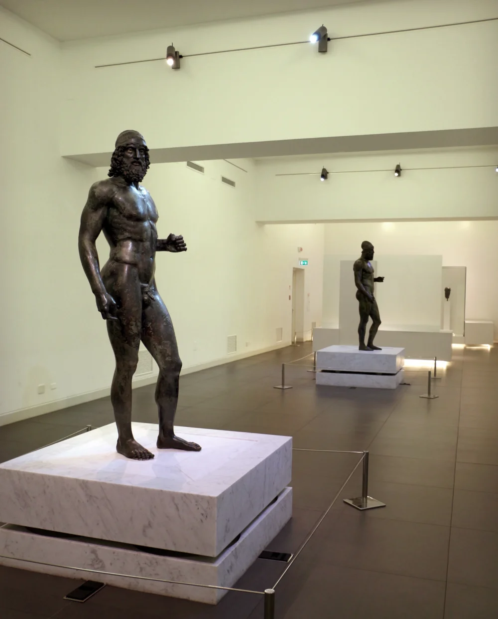 Les Bronzes de Riace dans la salle climatisée du musée de Reggio Calabria