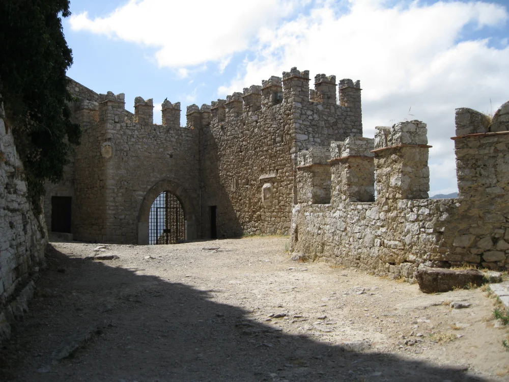 Château normand de Caccamo perché sur une falaise calcaire, Sicile