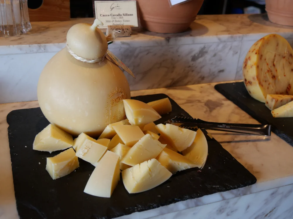 Caciocavallo en forme de poire suspendu par une cordelette dans une salumeria du Molise