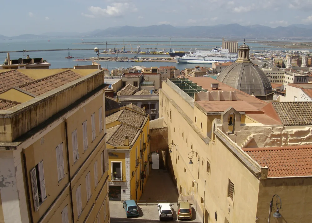 Rue du quartier de la Marina à Cagliari, façades et trattorias Où manger à Cagliari